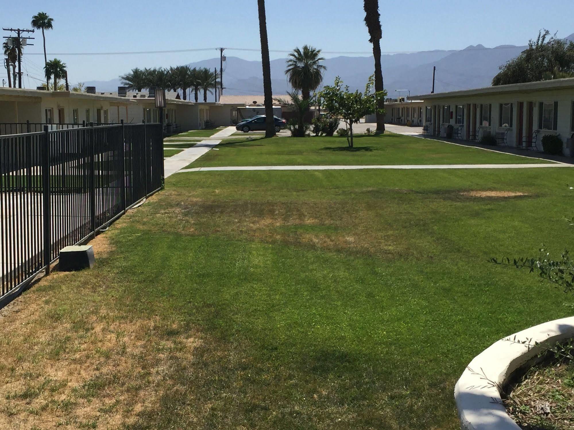 Western Sands Motel Indio Bagian luar foto